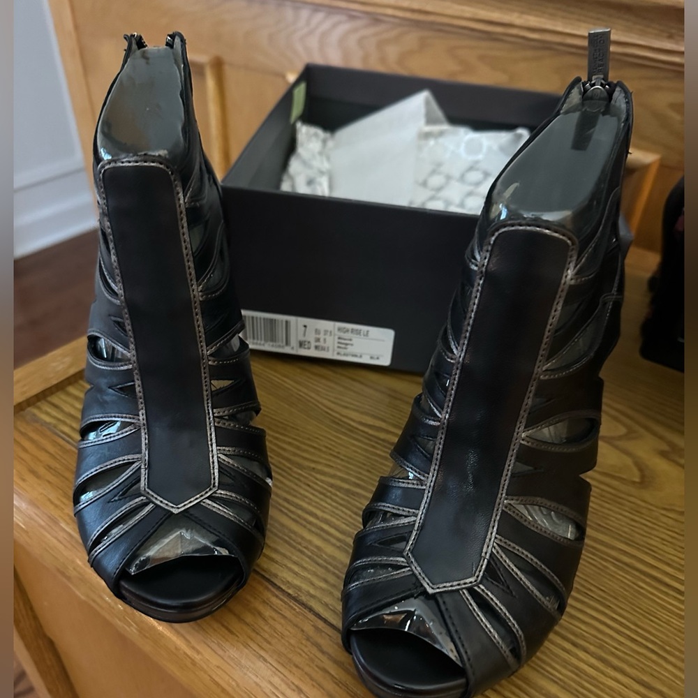 Kenneth Cole Reaction Peep-Toe Leather Booties Size 7. New With Box.